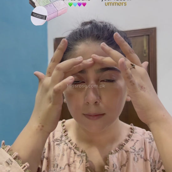 Woman applying face powder, demonstrating how to use Miss Rose Prisme Libre 4-Color Loose Powder for a flawless finish